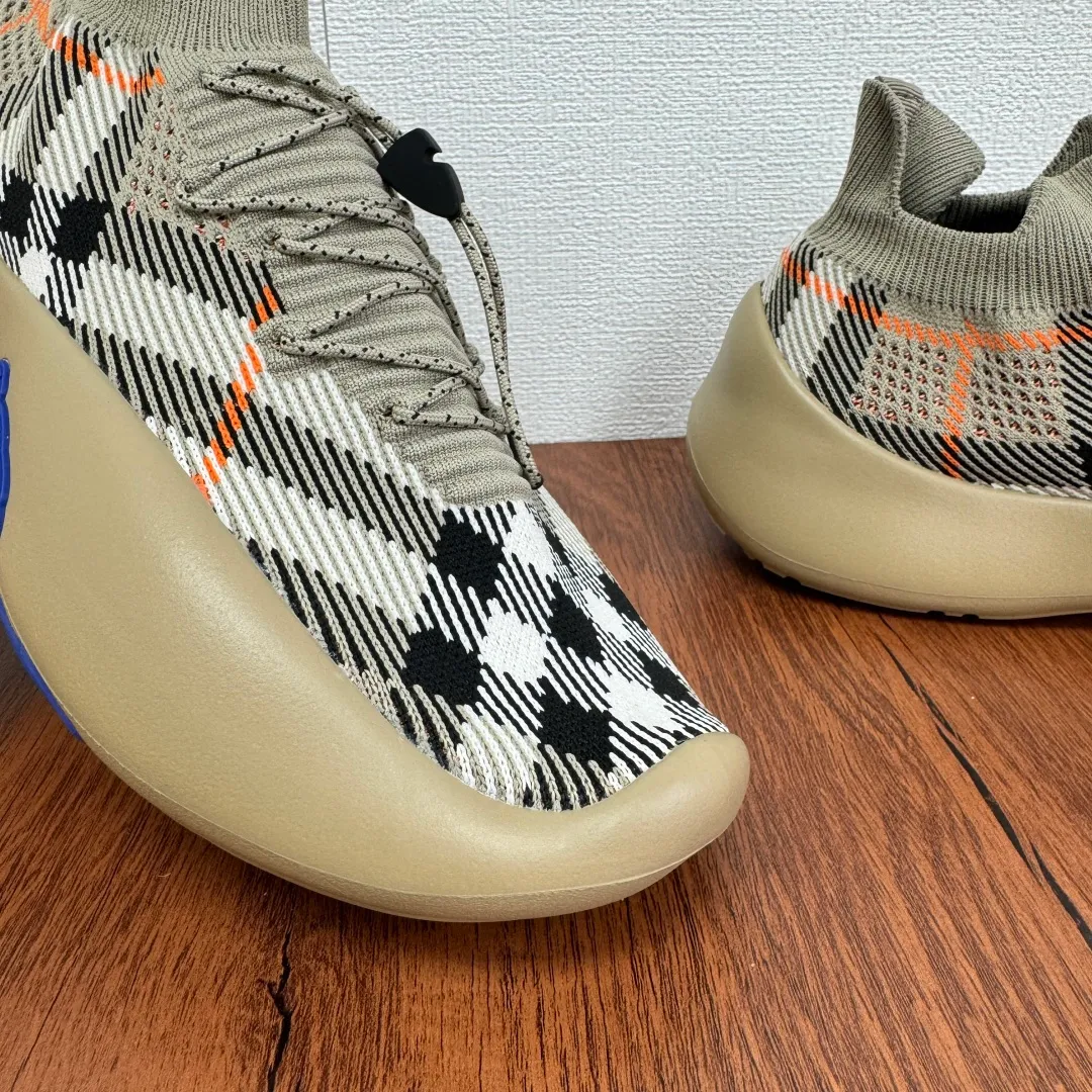 Batch 720 Guangdong high version War Horse series Burberry new men's knitted casual sneakers Burberry's classic yarn inspires the sophistication and sporty taste of this sneaker. The variegated knitted upper is extremely light and elastic, showing a tight appearance on both sides of the shoe, while the toe box adopts the unique "micropore" technology of sports accessories to sublimate breathability. The elasticity of knitwear ensures that shoes fit better and are more comfortable to wear. It is equipped with a lightweight rubber outsole, an unlined design, embellished with branded drawstring accessories, and a combination of pull-on and lace-up styles. It is comfortable and breathable for the upper foot, and comes with a full set of original packaging dust bags! Size: 39-40-41-42-43-44 Leather shoe size Item number: B9368 gray brown